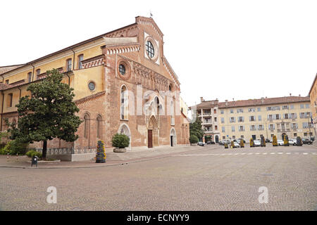 Vue latérale de la cathédrale catholique Santa Maria Maggiore de Udine, Italie Banque D'Images