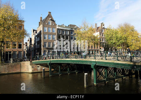 Un pont sur le canal Singel et une maisons en briques à Amsterdam, aux Pays-Bas. Banque D'Images