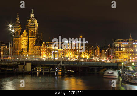 La basilique de St Nicholas et NH Barbizon Palace sur Prins Hendrikkade au centre d'Amsterdam, aux Pays-Bas. Banque D'Images