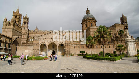 Palerme, Italie - 2 octobre 2012 : des foules de touristes visitent la cathédrale principale, le 2 octobre 2012 à Palerme, Italie Banque D'Images