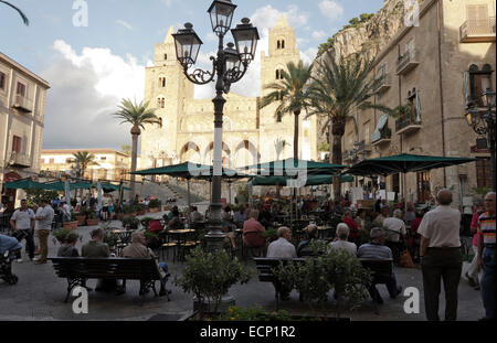 CEFALU, SICILE, ITALIE - 2 octobre 2012 : Les gens assis, au coucher du soleil, à l'une des nombreuses terrasses bar situé sur la place de la Banque D'Images