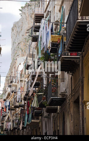 CEFALU, SICILE, ITALIE - 2 octobre 2012 : deux femmes sur le balcon dans une rue étroite, le 2 octobre 2012 à Cefalu, Sicile, Ital Banque D'Images