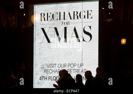 Londres, Royaume-Uni. 25Th Dec, 2014. Oxford street est occupé avec les acheteurs de Noël avec une semaine à gauche jusqu'à ce que les vacances de Noël Crédit : amer ghazzal/Alamy Live News Banque D'Images