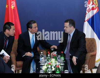 Belgrade, Serbie. 25Th Dec, 2014. Le Ministre chinois des affaires étrangères Wang Yi (C) se réunit avec le ministre des Affaires étrangères serbe, Ivica Dacic (R) à Belgrade, en Serbie, le 17 décembre 2014. Credit : Rao Aimin/Xinhua/Alamy Live News Banque D'Images