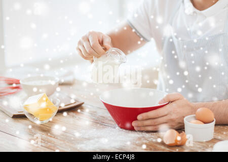 Close up of man pouring milk à bol Banque D'Images