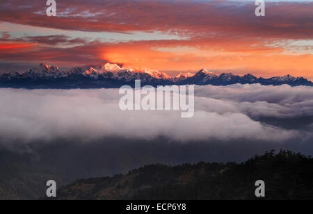 Vue depuis l'ouest du Bengale, en Inde vers le Mont Kangchenjunga à surnise sur la frontière entre le Sikkim et le Népal, Asie Banque D'Images