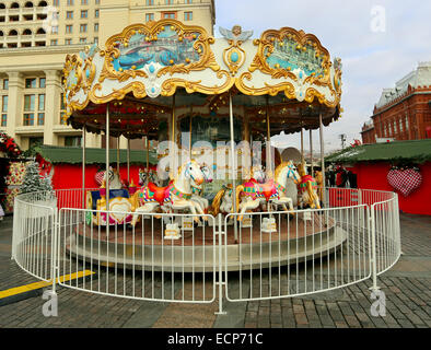 Carrousel pour enfants dans le parc de la ville de Moscou Banque D'Images