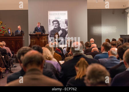 Le 17 décembre 2014 - Articles de collection privée de la fin Mary Soames, Winston Churchill's last enfant survivant a été mise aux enchères chez Sotheby's à Londres. La vente comprennent plusieurs des biens personnels qu'entouré Lady Soames y compris les peintures de Churchill, des lettres et des photographies. © Grant Vélaires/ZUMA/ZUMAPRESS.com/Alamy fil Live News Banque D'Images