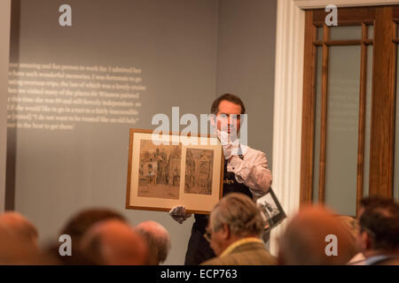 Le 17 décembre 2014 - Articles de collection privée de la fin Mary Soames, Winston Churchill's last enfant survivant a été mise aux enchères chez Sotheby's à Londres. La vente comprennent plusieurs des biens personnels qu'entouré Lady Soames y compris les peintures de Churchill, des lettres et des photographies. © Grant Vélaires/ZUMA/ZUMAPRESS.com/Alamy fil Live News Banque D'Images