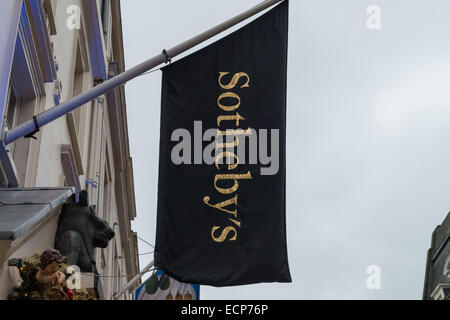 Le 17 décembre 2014 - Articles de collection privée de la fin Mary Soames, Winston Churchill's last enfant survivant a été mise aux enchères chez Sotheby's à Londres. La vente comprennent plusieurs des biens personnels qu'entouré Lady Soames y compris les peintures de Churchill, des lettres et des photographies. © Grant Vélaires/ZUMA/ZUMAPRESS.com/Alamy fil Live News Banque D'Images