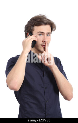 L'homme pour demander le silence avec le doigt sur les lèvres tout en appelant au téléphone est isolé sur fond blanc Banque D'Images