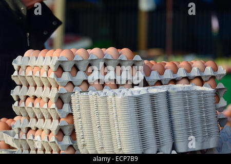 A vendre oeufs empilées dans échoppe de marché à Bedford, Angleterre Banque D'Images