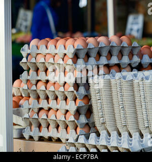 A vendre oeufs empilées dans échoppe de marché à Bedford, Angleterre Banque D'Images