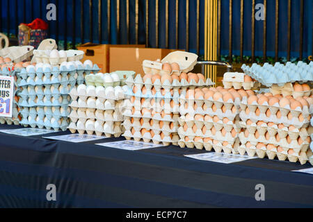 A vendre oeufs empilées dans échoppe de marché à Bedford, Angleterre Banque D'Images