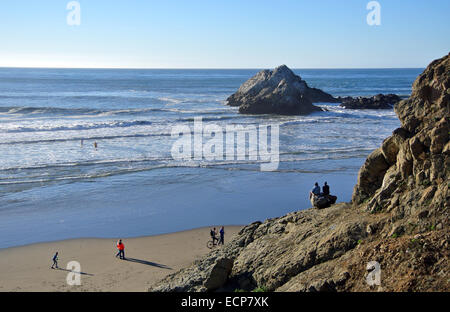 Voir l'océan et de la plage de seal rock ci-dessous la Cliff House à San Francisco sur un week-end Banque D'Images