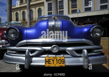 PIX FICHIER : La Havane, Cuba. 12 mars, 2014. Les Etats-Unis et Cuba ont annoncé une entente entre les deux pays qui sera un premier pas vers la normalisation des relations. Sur la photo : 12 mars, 2013 - La Havane, Cuba - vieilles voitures américaines sont vus dans les rues de La Havane. Cuba est rempli de vieilles voitures américaines qui sont surtout utilisés comme taxis. © Josh Edelson/ZUMAPRESS.com/Alamy Live News Banque D'Images