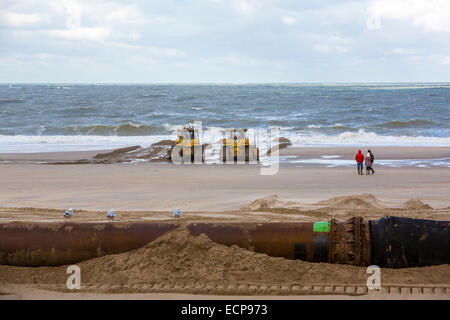 Plages, les travaux sur la plage de sable d'Ostende, le sable est extrait de la mer au large de la côte et le rincer à nouveau sur la plage Banque D'Images