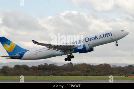 Thomas Cook Airbus A330, qui a décollé de l'Aéroport International de Manchester. Banque D'Images