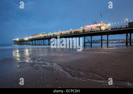 Paignton Pier capturés pendant le crépuscule. Banque D'Images