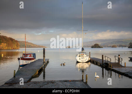 Bateaux à Bowness on Windermere dans le Lake District National Park. Banque D'Images