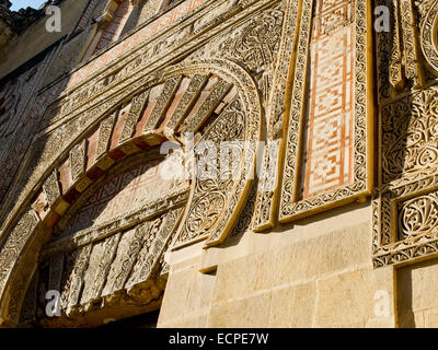 Exterior (Puerta del Espiritu Santo, détail de la porte) de la Mosquée Cathédrale de Cordoue, de Cordoba. L'Andalousie, espagne. Banque D'Images