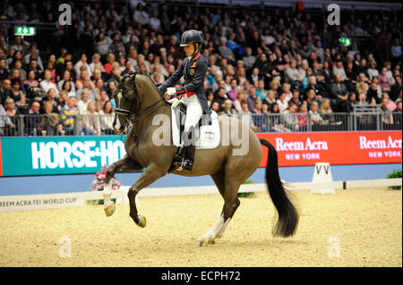 Londres, Royaume-Uni. 25Th Dec, 2014. Charlotte Dujardin (GBR) équitation Valegro briser le record du monde pendant la Reem Acra FEI World Cup Dressage Freestyle à la musique à l'Olympia 2014, la London International Horse Show à Olympie, Kensington, Royaume-Uni le 17 décembre 2014. Credit : Julie Badrick/Alamy Live News Banque D'Images