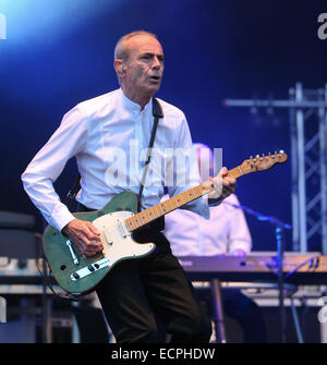 Statu quo La manchette sur scène encore Zippo jour 2 Download Festival de Donnington Park à comprend : Francis Rossi Où : Château de Donnington, Royaume-Uni Quand : 15 Juin 2014 Banque D'Images