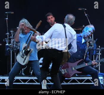 Statu quo La manchette sur scène encore Zippo jour 2 Download Festival de Donnington Park à comprend : Statu Quo Où : Château de Donnington, Royaume-Uni Quand : 15 Juin 2014 Banque D'Images