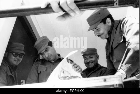 London, UK, UK. 8 janvier, 1959. Grand Raul Castro, né le 3 juin 1931, Ministre des Forces armées cubaines à l'exercices de tir de combat--mettre fin à la période d'instruction au combat de la brigade. © Keystone Photos USA/ZUMAPRESS.com/Alamy Live News Banque D'Images