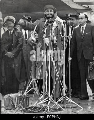New York, NY, USA. Sep 21, 1960. FIDEL CASTRO (né le 13 août 1926), gouverneur de Cuba depuis 1959, lorsque le leader, 26 juillet le mouvement, il a renversé le régime de Fulgencio Batista. Dans les années qui ont suivi, il a supervisé la transformation de Cuba dans le premier État communiste du monde occidental. Sur la photo : Castro fait un discours à l'arrivée à l'Aéroport International de New York. © Keystone Photos USA/ZUMAPRESS.com/Alamy Live News Banque D'Images