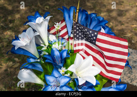 Un cimetière avec des fleurs et des pierres tombales près de McAllen, Texas, USA. Banque D'Images