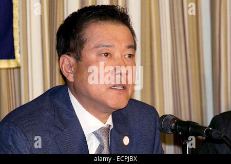 Tatsunori Hara, le 17 décembre 2014 - Baseball : Tatsunori Hara manager de Yomiuri Giants parle lors de la conférence de presse Le Club des correspondants étrangers du Japon le 17 décembre 2014 à Tokyo, Japon. Le baseball superstars et Hideki Matsui va à l'organisme de bienfaisance "TOMODACHI Baseball jeu' pour encourager les enfants à Tohoku et améliorer la relation forte entre l'Amérique et les enfants japonais à travers le baseball. L'événement aura lieu dans le Tokyo Dome le 21 mars 2015. (Photo de Rodrigo Reyes Marin/AFLO) Banque D'Images
