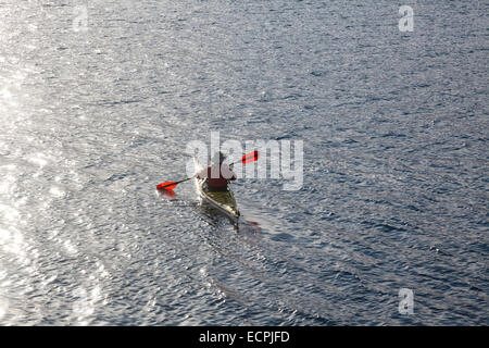 Man paddling kayak tôt le matin Banque D'Images