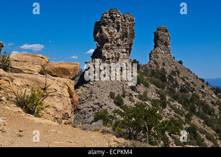 Vue des deux pinacles à CHIMNEY ROCK NATIONAL MONUMENT - LE SUD DU COLORADO Banque D'Images