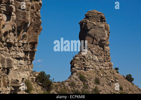 Vue des deux pinacles à CHIMNEY ROCK NATIONAL MONUMENT - LE SUD DU COLORADO Banque D'Images