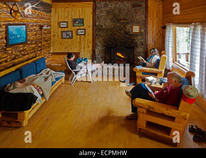 Les vacanciers apprécient un style rustique et confortable cabine à l'oléo RANCH à 10500 pieds - LE SUD DU COLORADO MR Banque D'Images