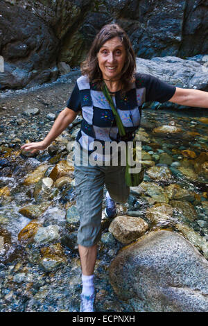 Christine Kolisch à ZAPATA CREEK FALLS dans la forêt nationale de Rio Grande - Colorado Rockies Banque D'Images