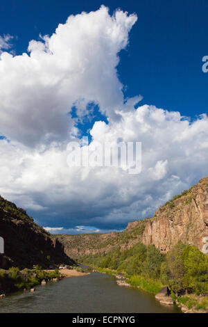 La RIO GRANDE RIVER traverse la gorge de Taos - NOUVEAU MEXIQUE Banque D'Images