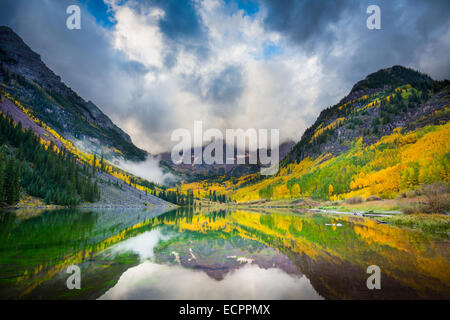 Les Maroon Bells sont deux pics dans la montagne, Pic Elk marron et marron du pic, séparés par environ un tiers de mille. Banque D'Images