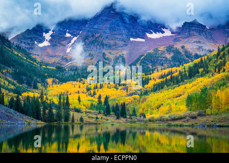 Les Maroon Bells sont deux pics dans la montagne, Pic Elk marron et marron du pic, séparés par environ un tiers de mille. E Banque D'Images