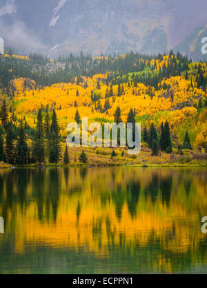 Les Maroon Bells sont deux pics dans la montagne, Pic Elk marron et marron du pic, séparés par environ un tiers de mille. E Banque D'Images