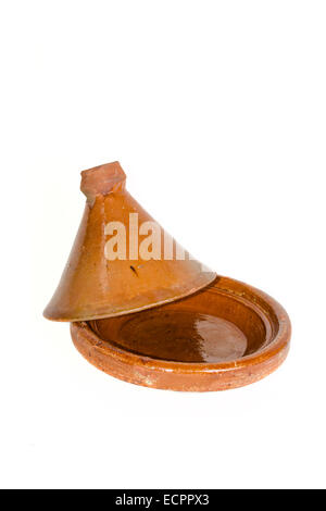 Tajine pot ouvert isolé sur fond blanc Banque D'Images