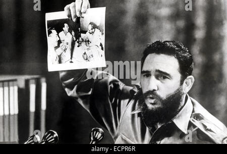 Les Etats-Unis et Cuba ont annoncé une entente entre les deux pays qui sera un premier pas vers la normalisation des relations. Sur la photo : 15 juillet, 1968 - La Havane, Cuba - leader révolutionnaire CUBAIN FIDEL CASTRO tenant une photo du général bolivien Ovando Candia célébrer l'assassinat d'Ernesto Che Guevara avec ses soldats. © Keystone Photos USA/ZUMAPRESS.com/Alamy Live News Banque D'Images