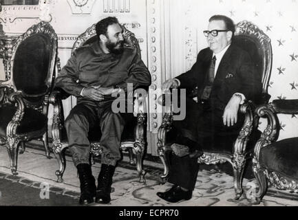 Les Etats-Unis et Cuba ont annoncé une entente entre les deux pays qui sera un premier pas vers la normalisation des relations. Sur la photo : Nov 30, 1971 - Santiago, Chili - le leader cubain Fidel CASTRO avec le président chilien Salvador Allende dans le Palacio de la Moneda. © Keystone Photos USA/ZUMAPRESS.com/Alamy Live News Banque D'Images