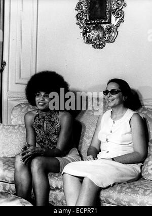 Les Etats-Unis et Cuba ont annoncé une entente entre les deux pays qui sera un premier pas vers la normalisation des relations. Sur la photo : 6 octobre 1972 - Cuba - un activiste politique Angela Davis avec Vilma Espin, président de la Fédération des femmes cubaines et membre du Comité central du Parti communiste cubain. © Keystone Photos USA/ZUMAPRESS.com/Alamy Live News Banque D'Images