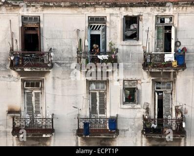 Une femme cubaine nettoie le balcon de son appartement à la Havane, Cuba. Banque D'Images