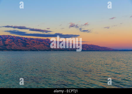 Pag Croatie coucher du soleil l'eau de mer pont velebit razanac Banque D'Images