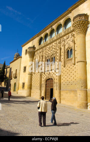 Les touristes au Palais Jabalquinto, 16e siècle, Baeza, Jaén province, Andalusia, Spain, Europe Banque D'Images