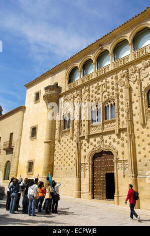 Les touristes au Palais Jabalquinto, 16e siècle, Baeza, Jaén province, Andalusia, Spain, Europe Banque D'Images