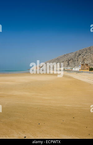 Longue plage de sable le long de la route côtière, Khasab Musandam, Oman Banque D'Images